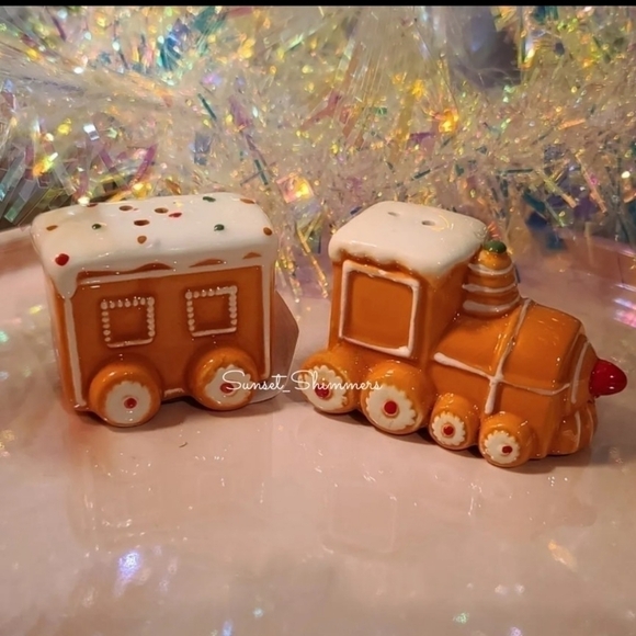 Cracker Barrel Gingerbread Train Frosting Sprinkles Cristmas Salt Pepper Shaker - Picture 2 of 3